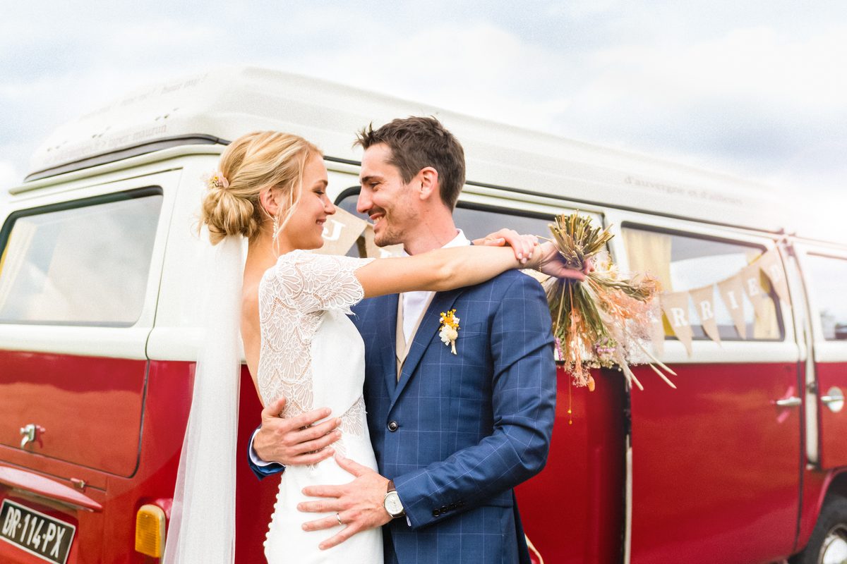 Mariés souriants devant un combi Volkswagen rouge, vin d'honneur, mariage Albi Tarn