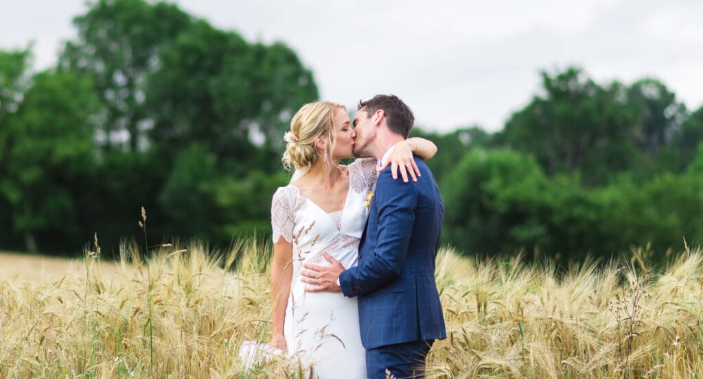 Photographe de Mariage à Albi & Tarn | Alexis Monteil 3 Les mariés à la sortie de la cérémonie sous les confettis, mariage à Albi